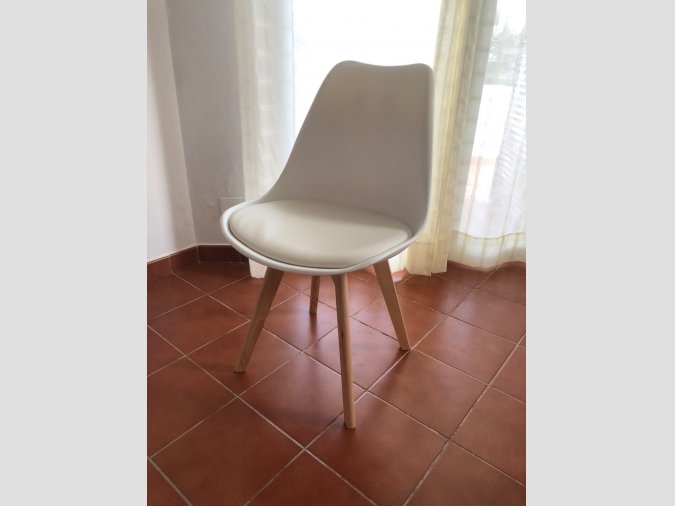 Vendo 4 sillas de comedor tipo escandinavas, blancas
