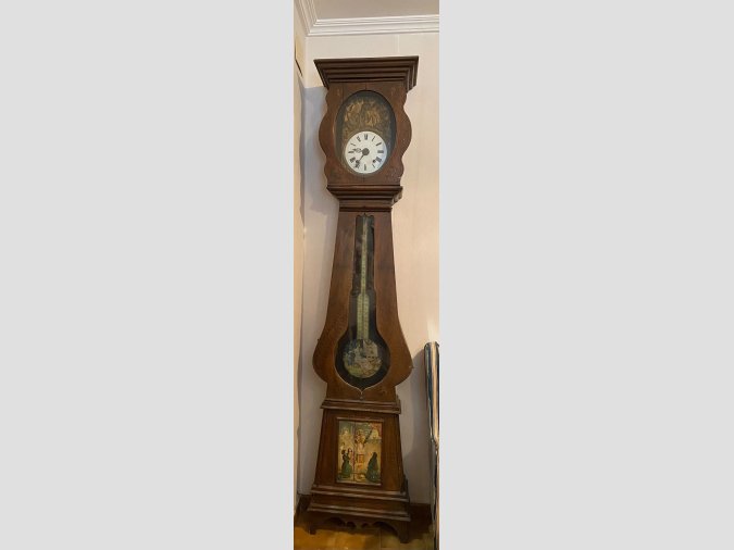 Reloj de pie antiguo y caja alta. De estilo Morez del siglo XIX. Funciona perfectamente