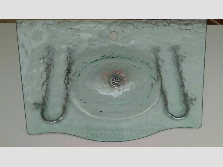 Se ven lavabo de vidre verd amb aplics d'acer inoxidable per poder penjar tovalloles 1
