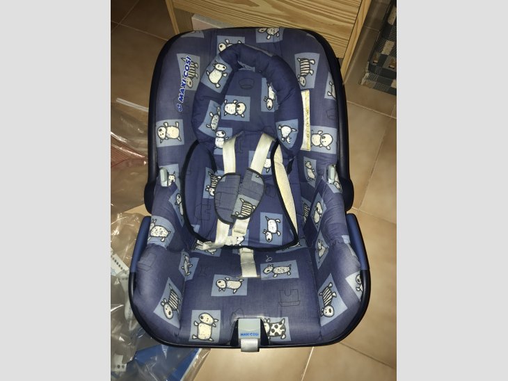 Porta bebé azul con estampado de perritos marca maxicosi 1