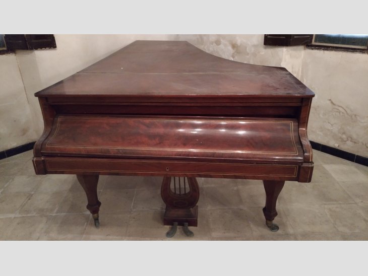 Piano de ½ cola, decoración de marqueteria Boisselot y Fils. Fact. De Roi. Marseille 1844. 1