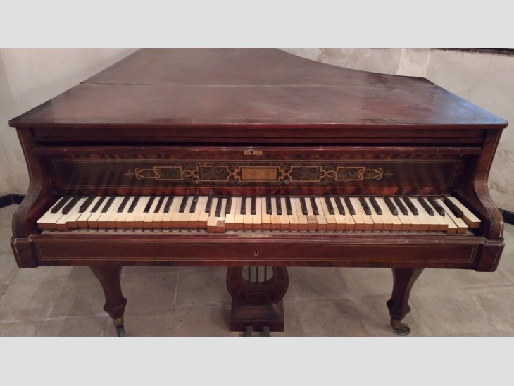 Piano de ½ cola, decoración de marqueteria Boisselot y Fils. Fact. De Roi. Marseille 1844. 3