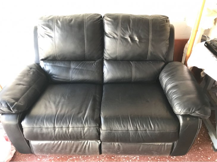 Se vende sofá 2 plazas más butaca 95€ 1