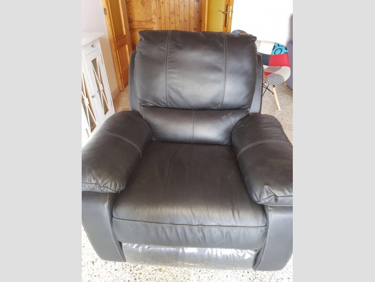 Se vende sofá 2 plazas más butaca 95€ 2