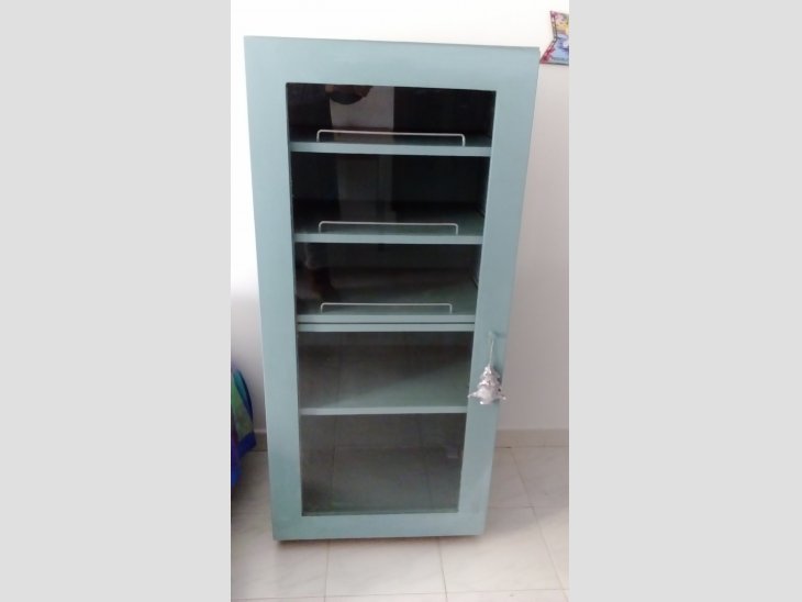 MUEBLE CON PUERTA DE CRISTAL Y RUEDAS 1