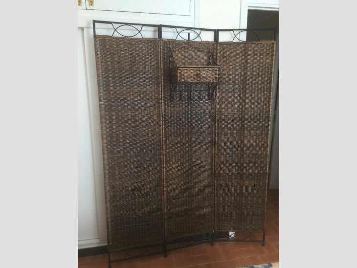 Vendo biombo de mimbre y hierro de 3 hojas con accesorio con cajón , 185 cm de alto x 135 cm ancho