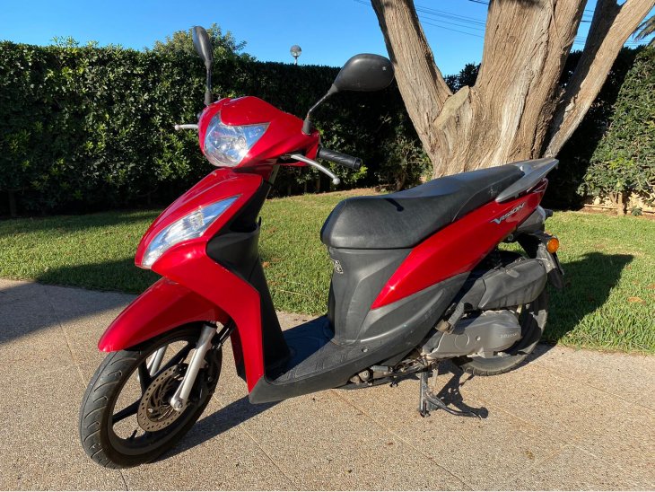 Es ven moto Vision Honda de 50cc. Impecable