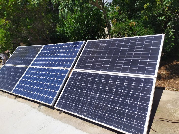 Se venden 5 Placas solares de 210 con soportes, inversor de 1500w y regulador 1