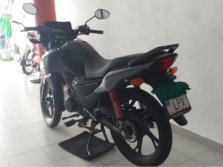 Es ven moto Honda 125cc model CBF, matriculada juny 2021, només 1.000 Km 2