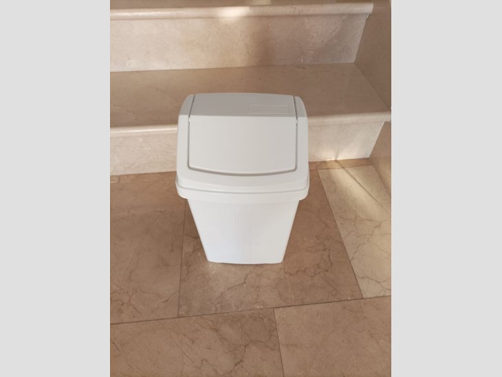 PAPELERA DE BAÑO CON TAPA BASCULANTE 1