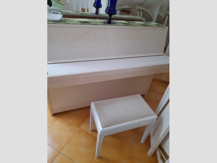 Es ven piano vertical de color blanc, en perfecte estat 3