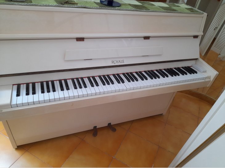 Es ven piano vertical de color blanc, en perfecte estat 4