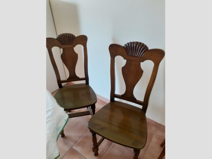 Se venden sillas de madera maciza