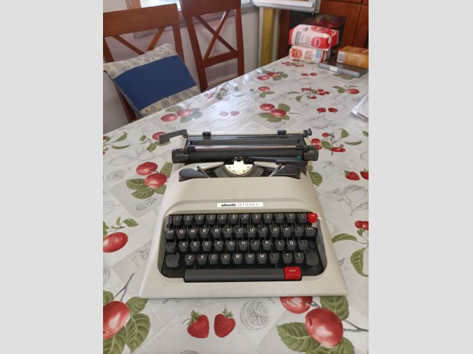 Es ven màquina d'escriure Olivetti, com nova