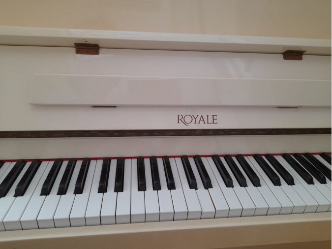Es ven piano vertical de color blanc, en perfecte estat