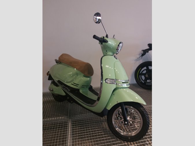 Motocicleta 125 cc eléctrica, fantastica, color verde modelo PUSA
