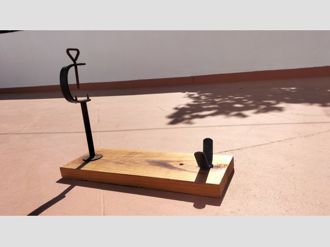 Soporte jamonero de madera y metal