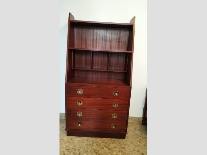 Mueble madera con escritorio abatible.