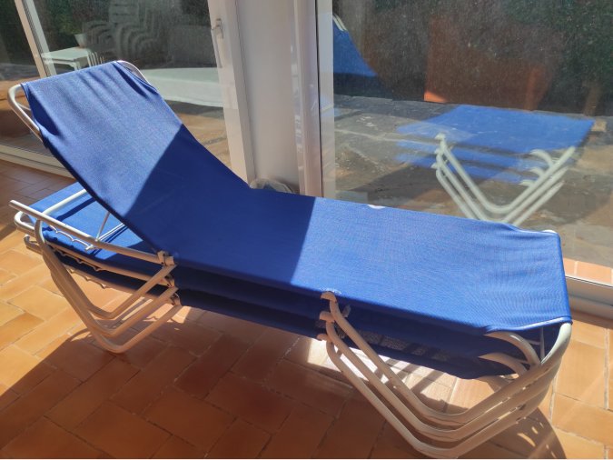 Es venen 3 tumbones de piscina, reclinables, de color blau