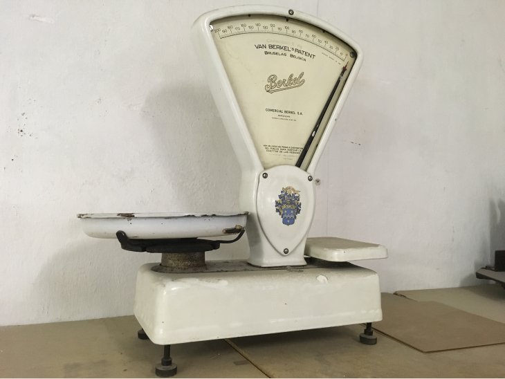 Balança antiga. De sobretaula (botiga) 2
