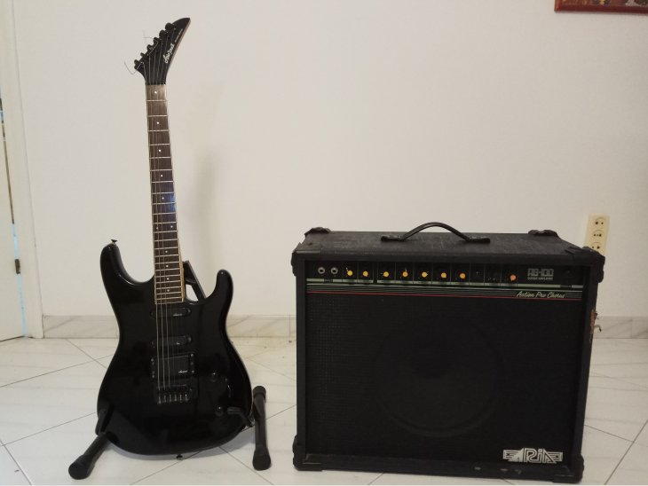 VENDO GUITARRA ELÉCTRICA, AMPLIFICADOR 100 W Y PEDAL 1