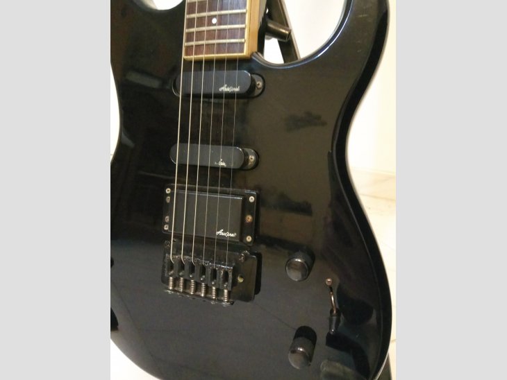 VENDO GUITARRA ELÉCTRICA, AMPLIFICADOR 100 W Y PEDAL 2