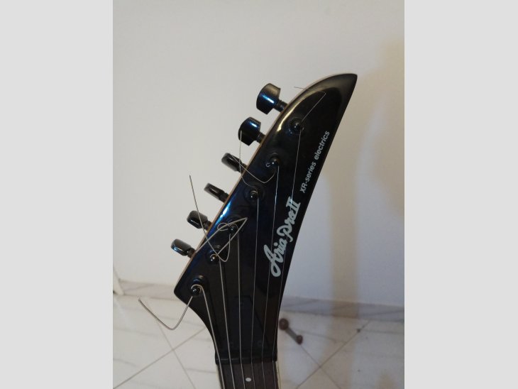 VENDO GUITARRA ELÉCTRICA, AMPLIFICADOR 100 W Y PEDAL 3