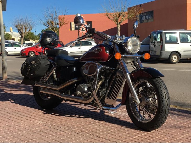 Se vende moto Honda Shadow 750cc, poco uso. 