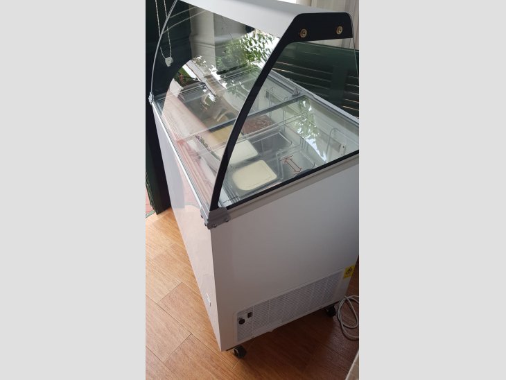 Vitrina helados con 4 ruedas