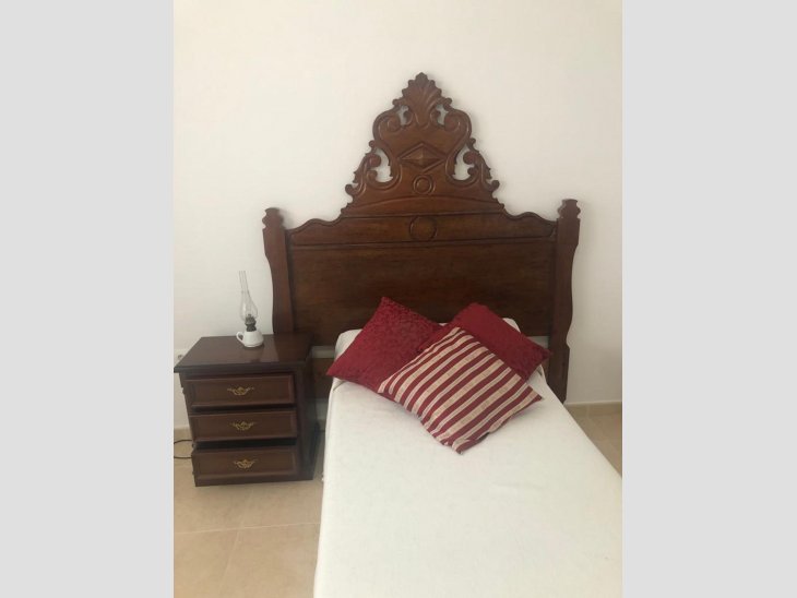 Se vende completa cama de caoba estilo isabelino en perfecto estado