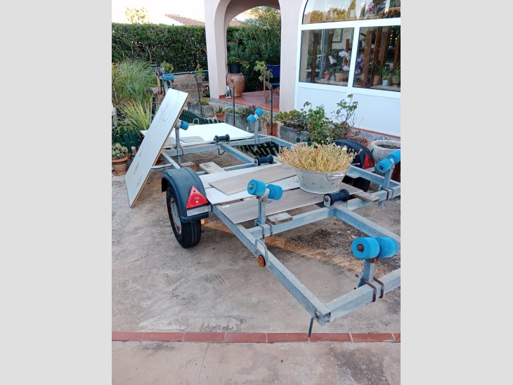 Se vende remolque náutico, marca Juan Jesús, para embarcación de 5 metros, modelo RNJJ- 10 2