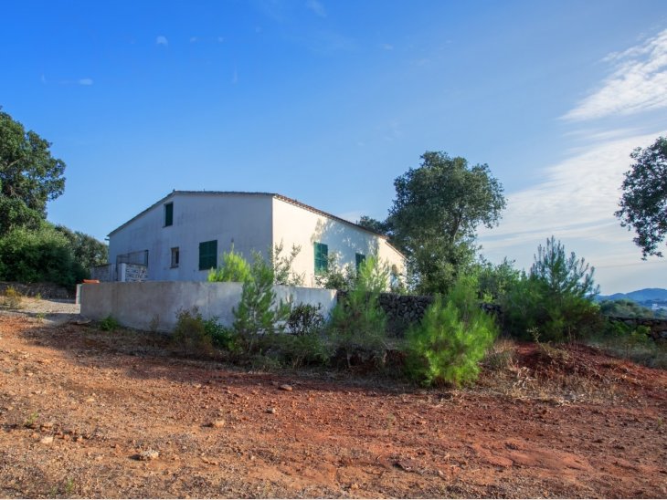 Casa de campo con terreno para la siembra y zona boscosa, en pleno campo de Mercadal 1