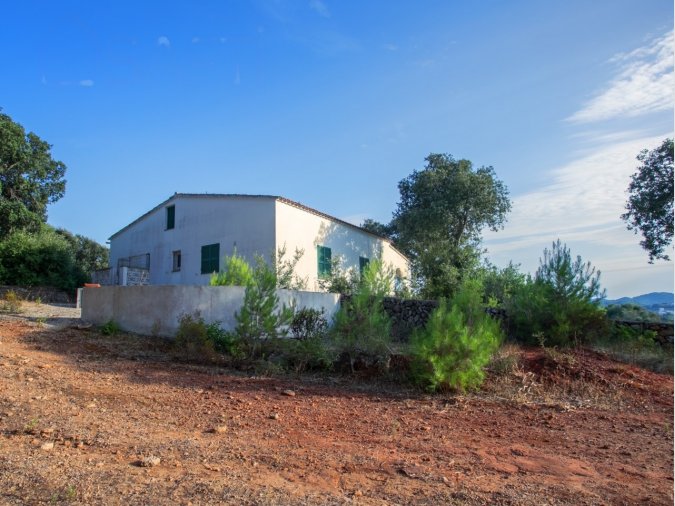 Casa de campo con terreno para la siembra y zona boscosa, en pleno campo de Mercadal