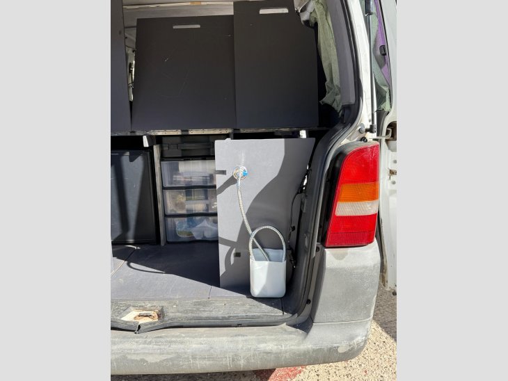 Es ven furgoneta Mercedes Vito camperitzada, amb placa solar, nevera, fogons, water químic… 3