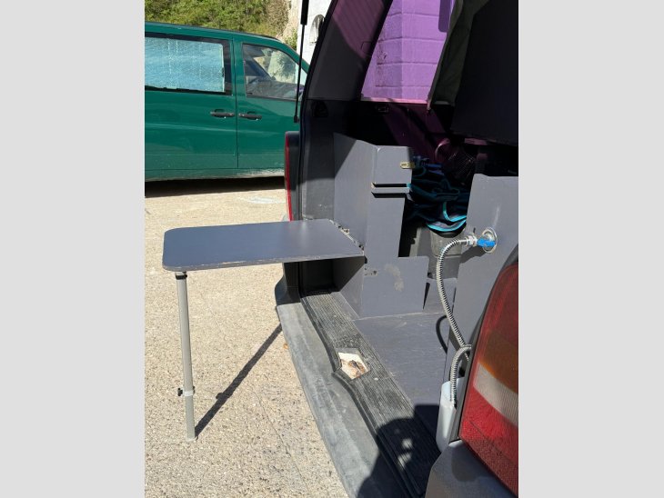 Es ven furgoneta Mercedes Vito camperitzada, amb placa solar, nevera, fogons, water químic… 4