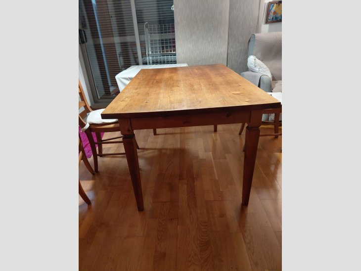 Es ven taula de menjador, de fusta de pi massissa, 140x80cm 2