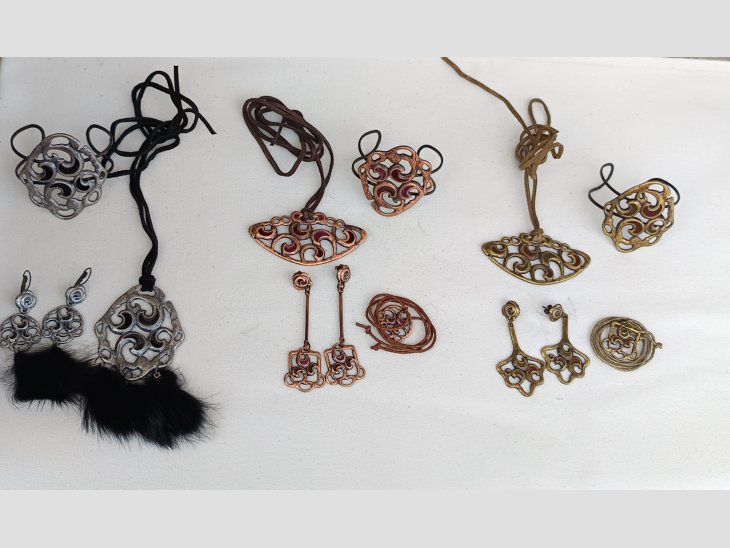 Per liquidació, posam a la venda a molt bon preu 80 col•leccions de bijuteria de fantasia  1