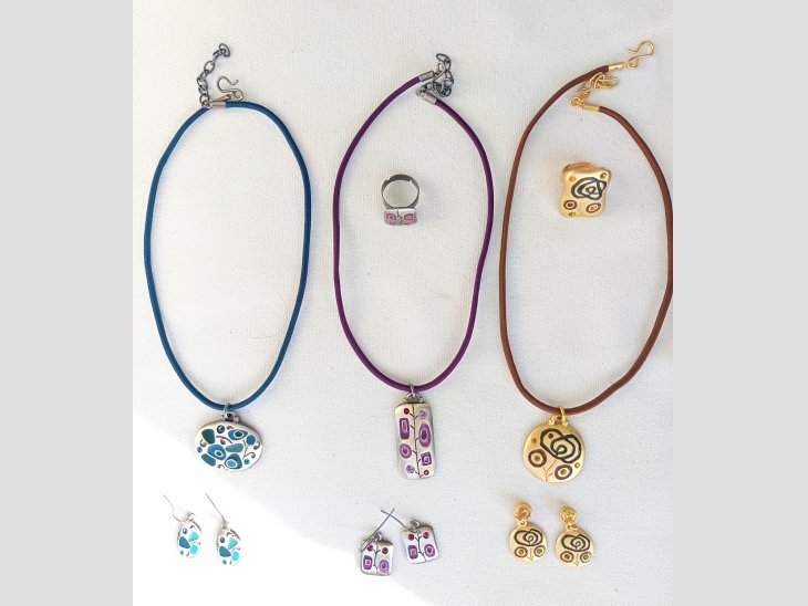 Per liquidació, posam a la venda a molt bon preu 80 col•leccions de bijuteria de fantasia  3