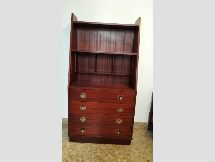 Mueble madera con escritorio abatible. 1