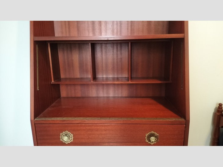 Mueble madera con escritorio abatible. 2