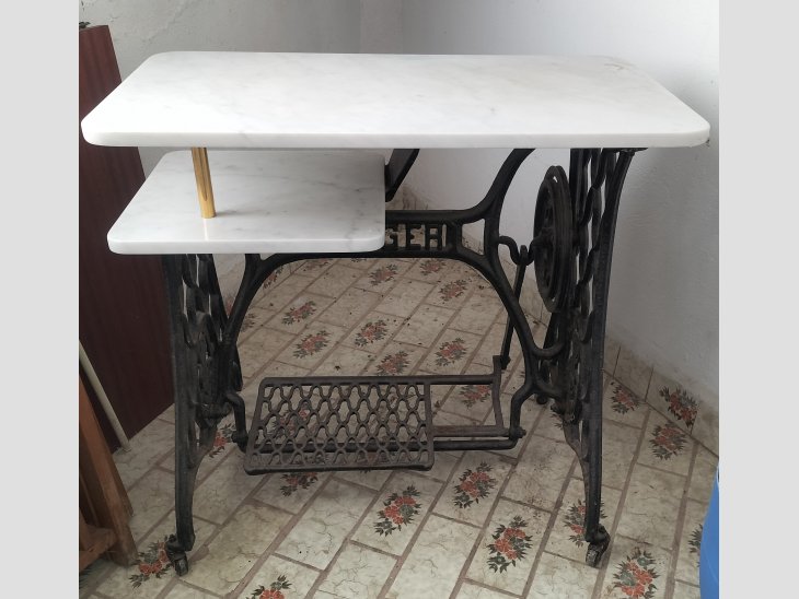 Pie máquina de coser antigua adaptada para mesa 1