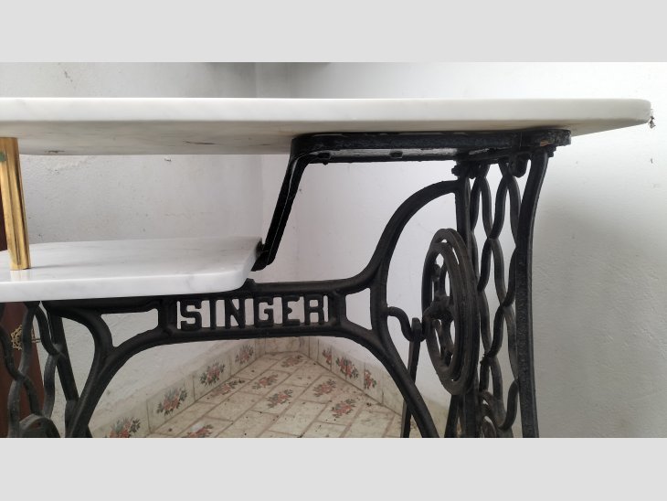 Pie máquina de coser antigua adaptada para mesa 2