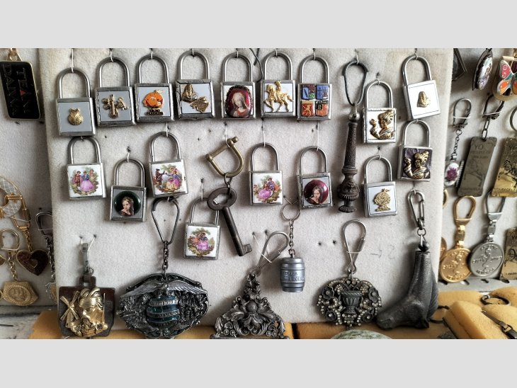 Lote 100 llaveros. 2