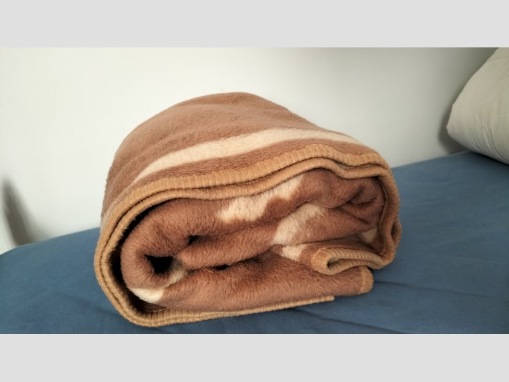 Cama 90 cm + mesita + ropa cama 2