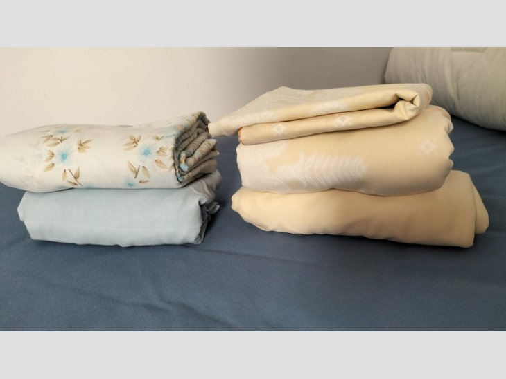 Cama 90 cm + mesita + ropa cama 3