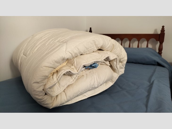 Cama 90 cm + mesita + ropa cama 4