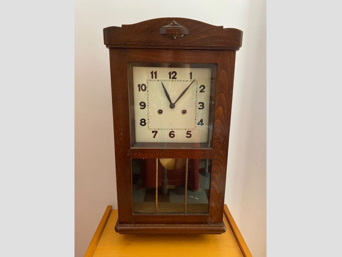 Reloj de pared con caja de madera clásica y péndulo oscilante