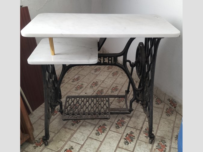 Pie máquina de coser antigua adaptada para mesa