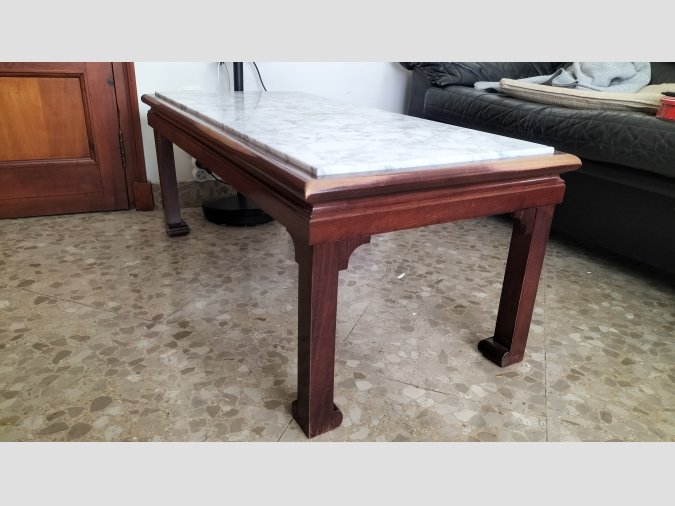 Mesa centro con encimera de marmol.