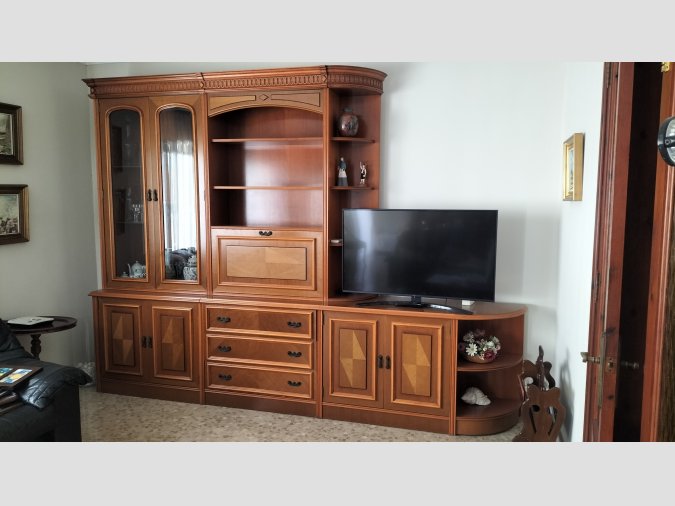 Mueble madera salón.